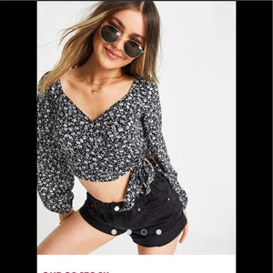 Hollister balloon sleeve sweetheart crop top in black floral Size XS NWT